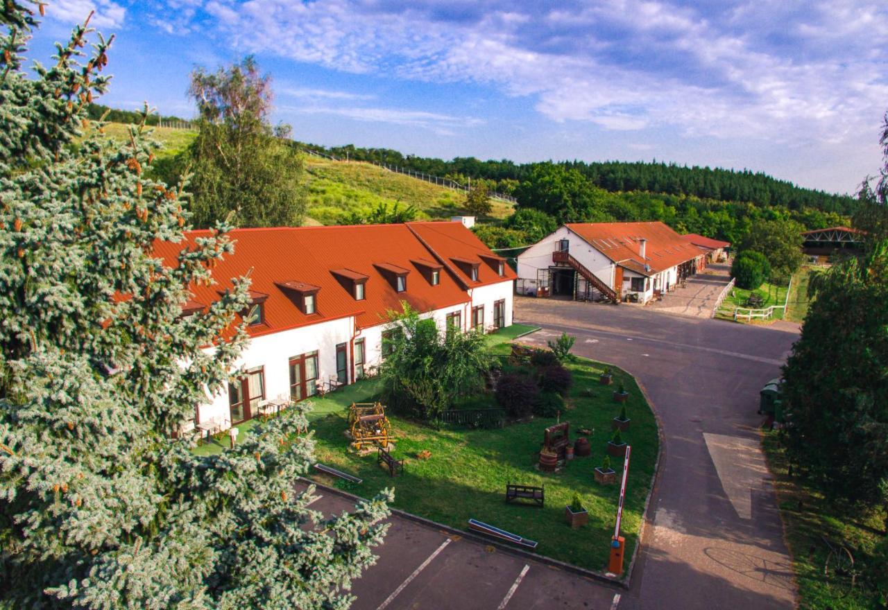 Matyus Udvarhaz Kengyel Fogado Eger Exterior photo